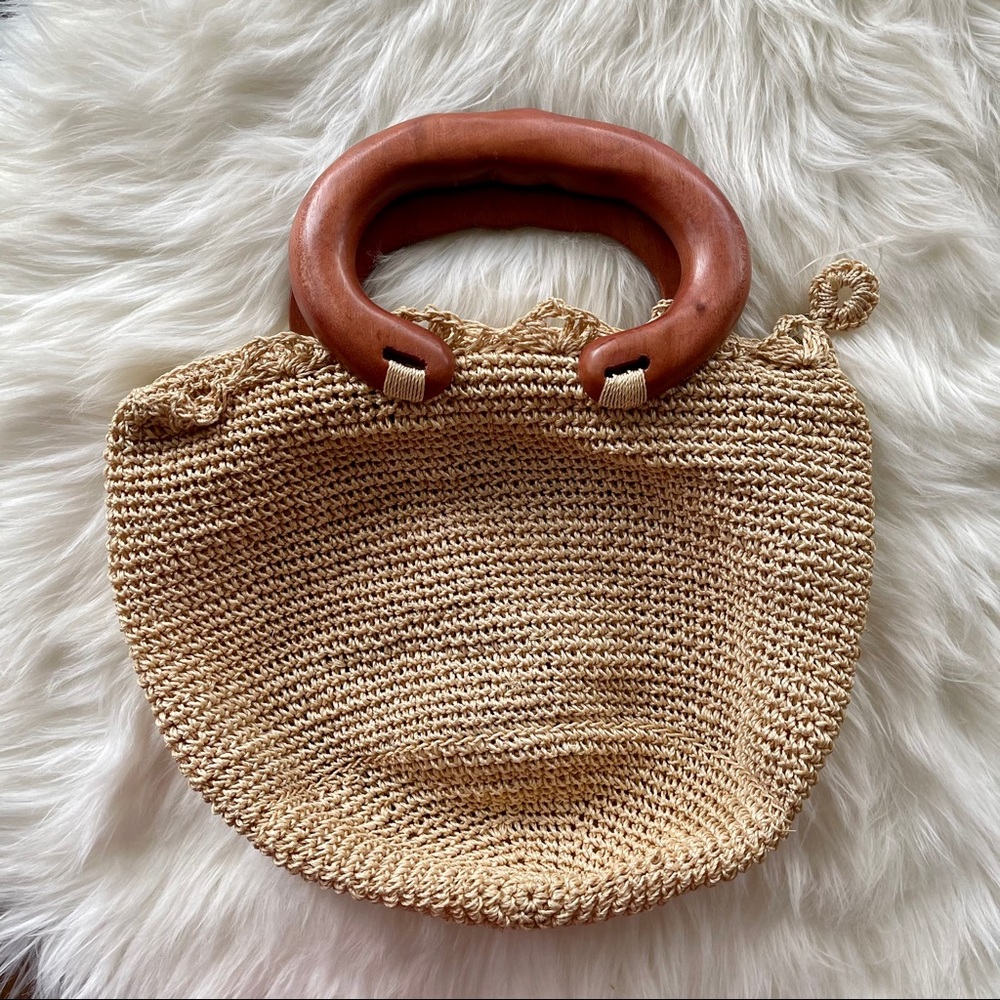 - Knitted Hand Bag/wood handle